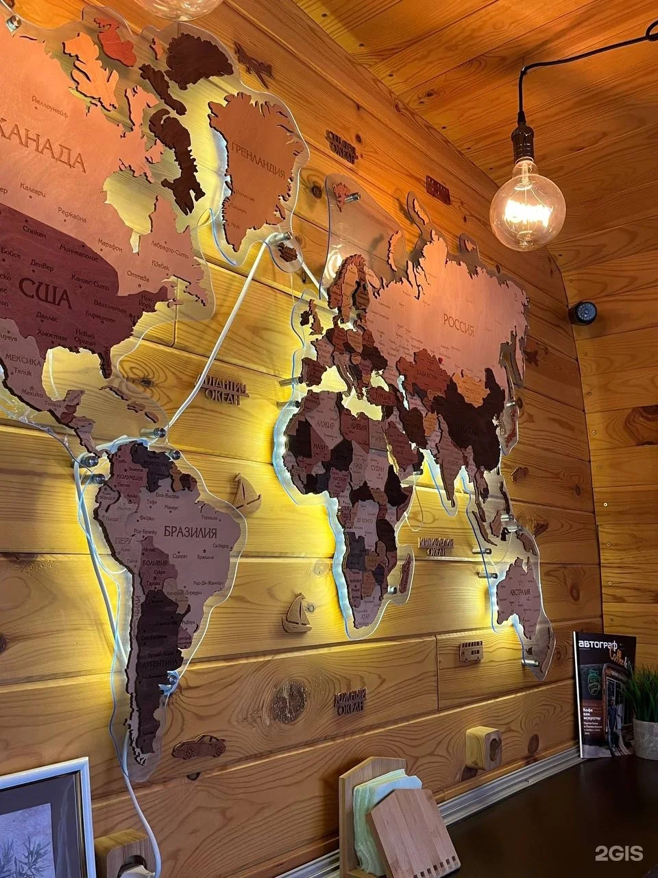 Деревянная карта мира в интерьере Coffee&Wood